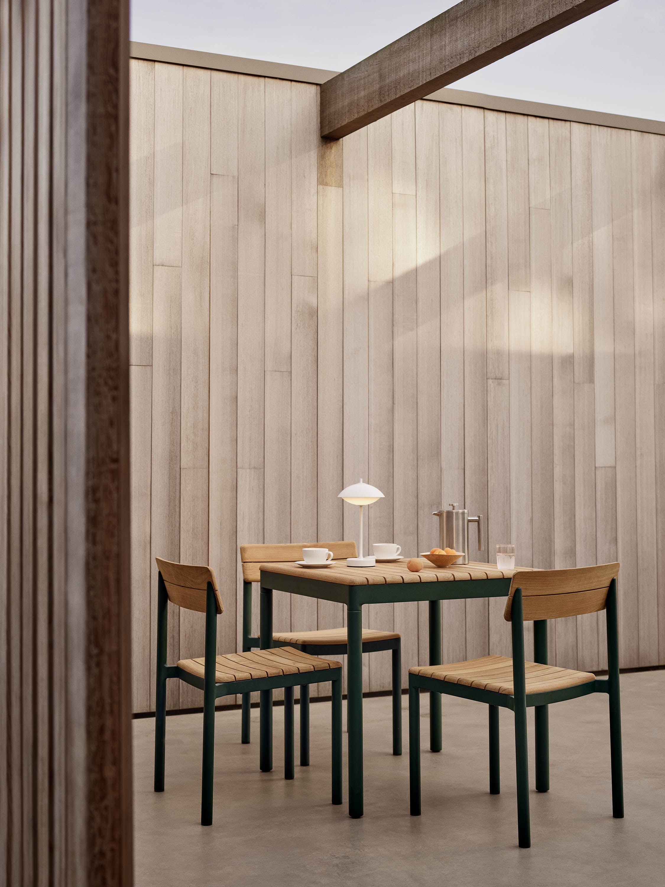 Clam Portable Lamp - White