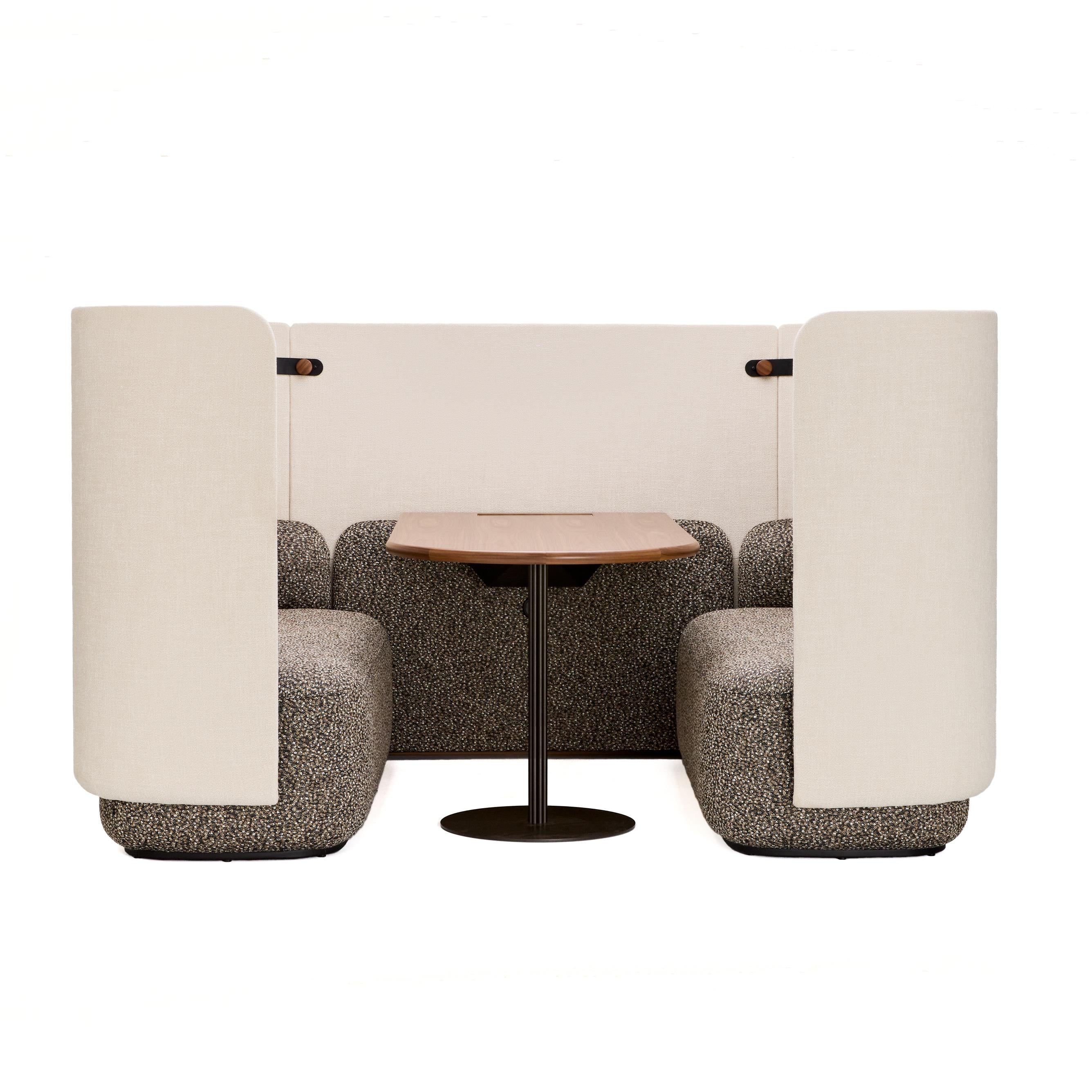 Mega Tulip 4 Person Booth with Table