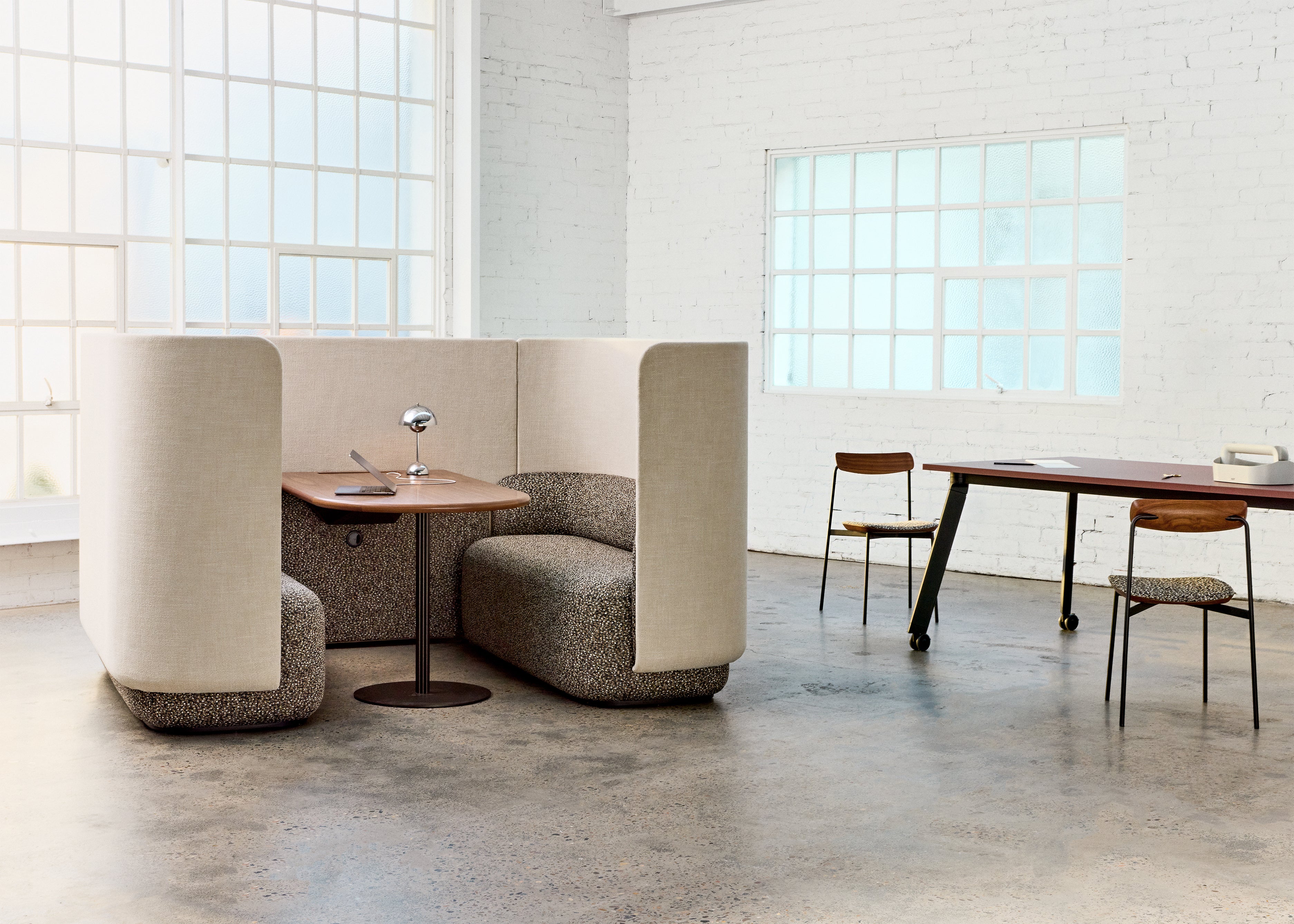 Mega Tulip 4 Person Booth with Table