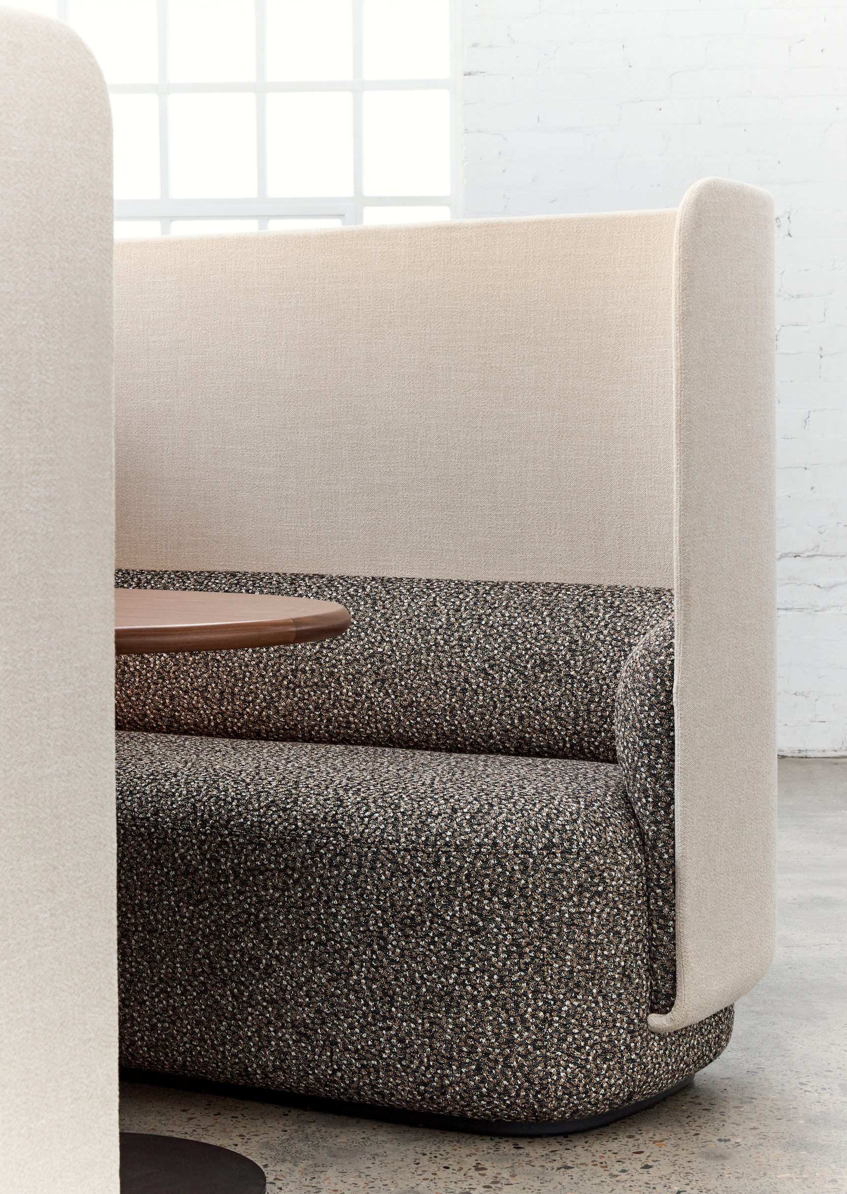 Mega Tulip 4 Person Booth with Table