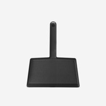 Vipp274 Broom and Dustpan