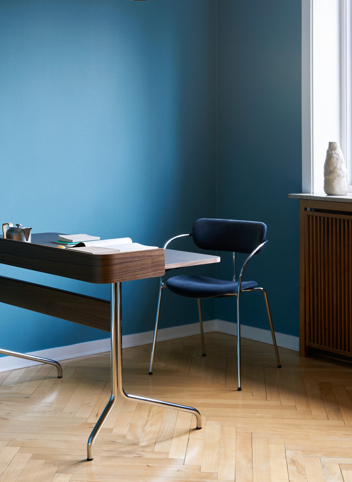 Pavilion AV17 Desk With Back Panel