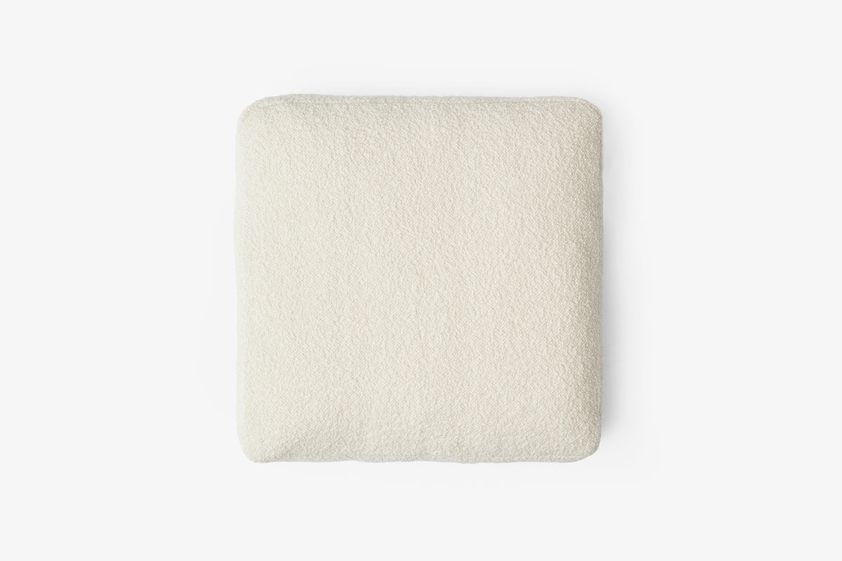Develius Pillow, Medium