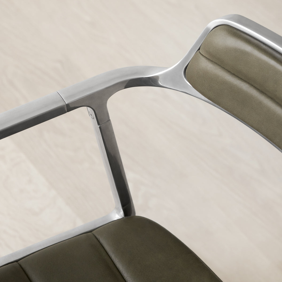 Vipp452 Swivel Chair