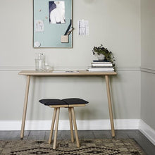 Georg Desk, Wall