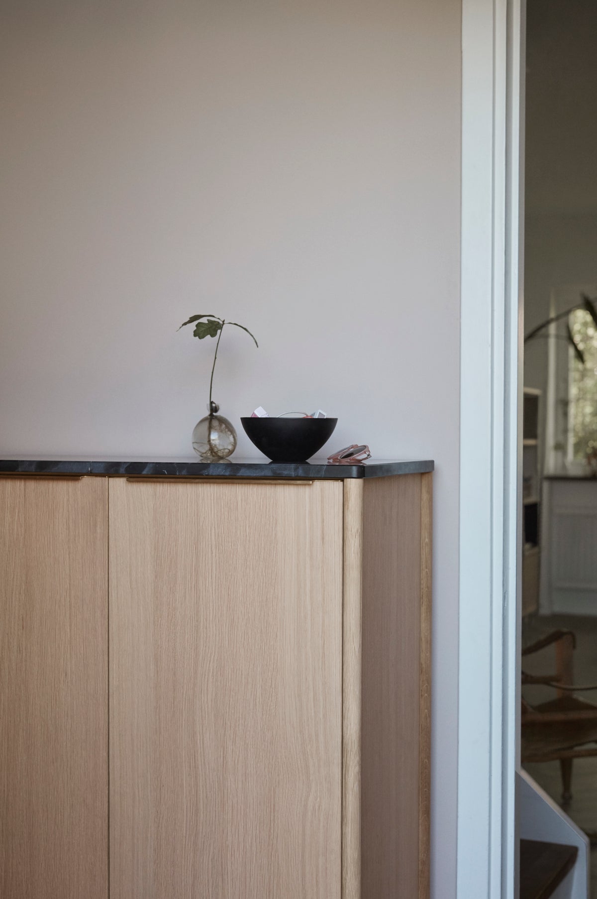 Jut High Cabinet Marble / Black