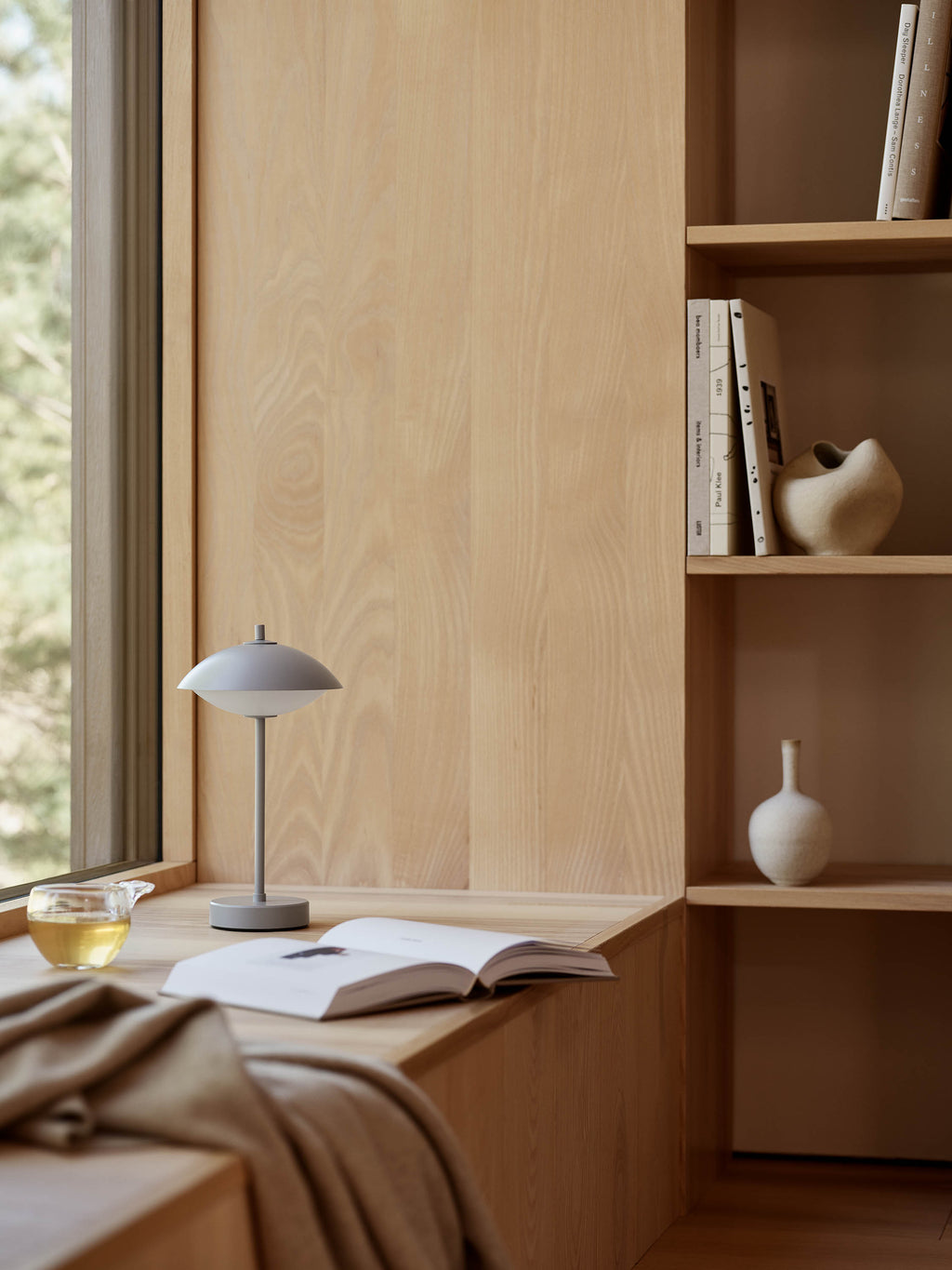 Clam Portable Lamp - Nine Grey