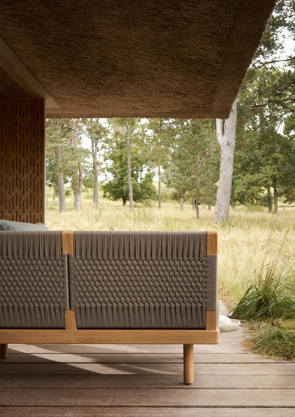 E541 Embrace Outdoor Lounge w. Arm- Teak