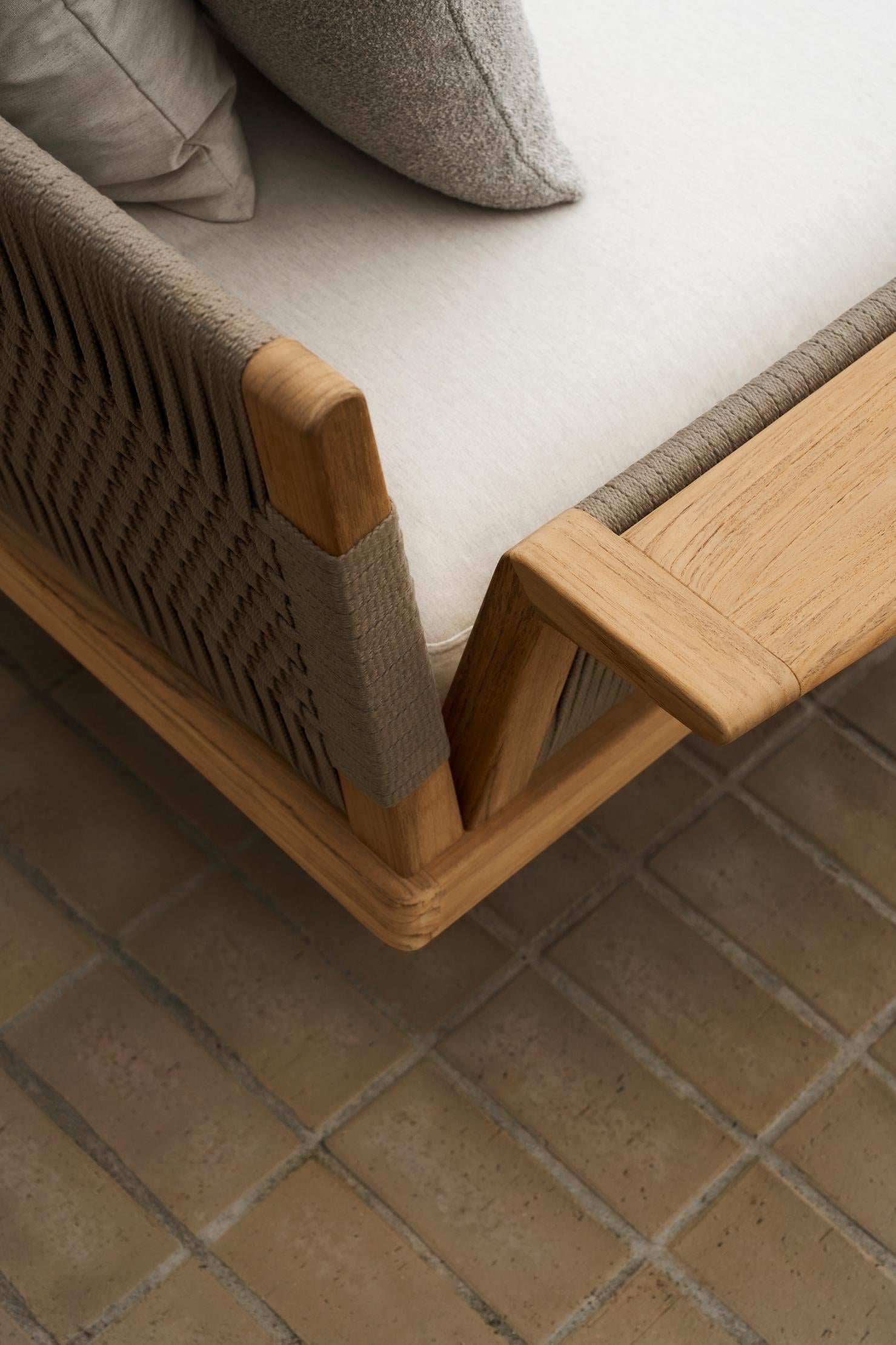 E540 Embrace Outdoor Lounge w. Arm- Teak