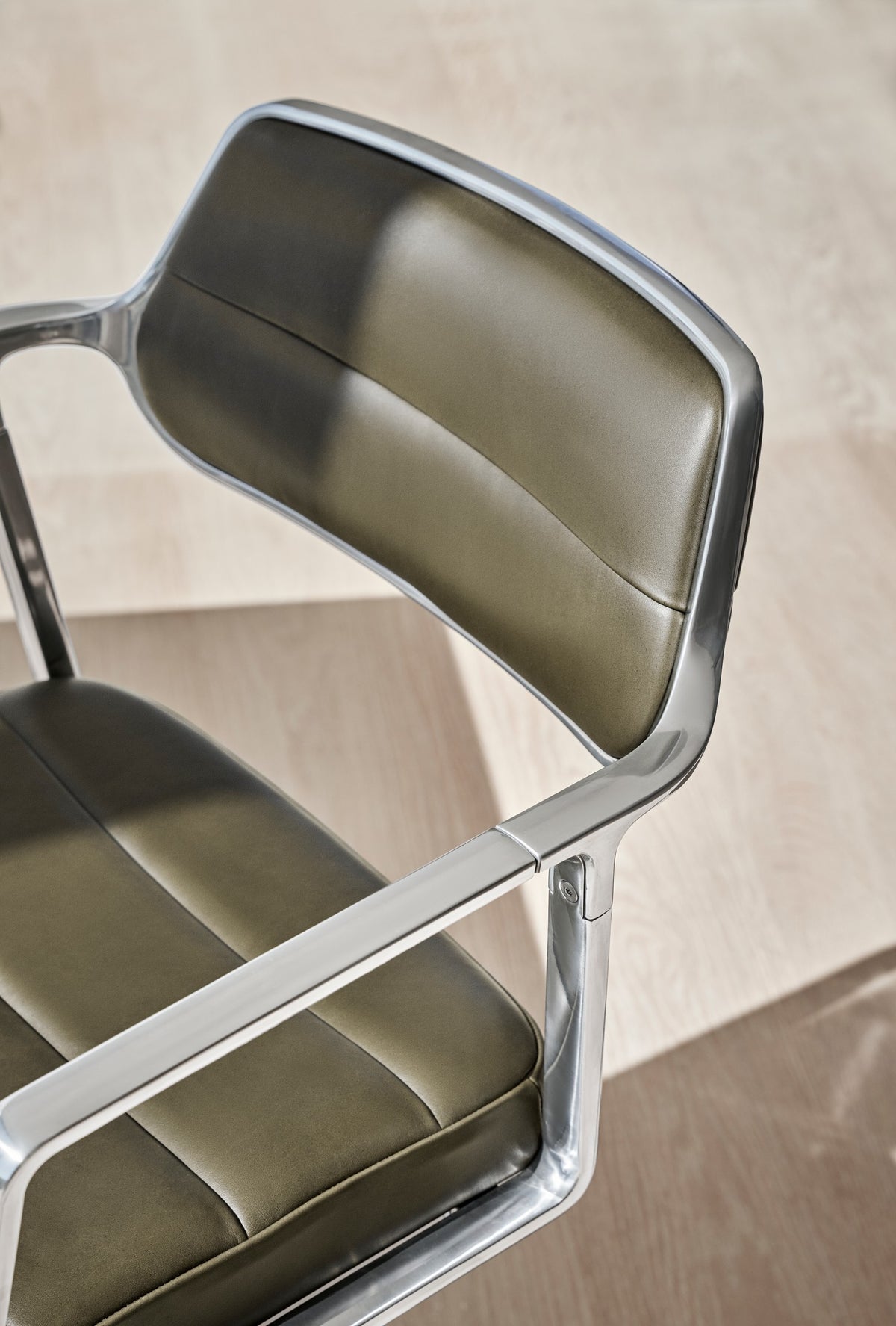 Vipp453+ Swivel Chair